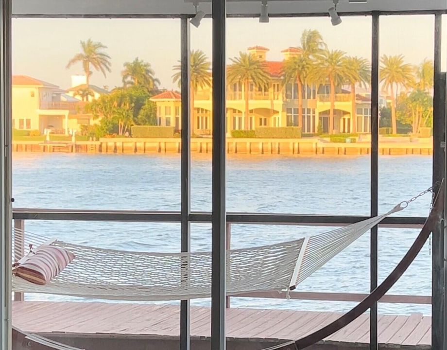 For Sale: $350,000 (2 beds, 2 baths, 1029 Square Feet)