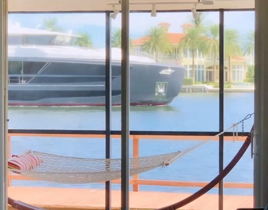 For Sale: $350,000 (2 beds, 2 baths, 1029 Square Feet)