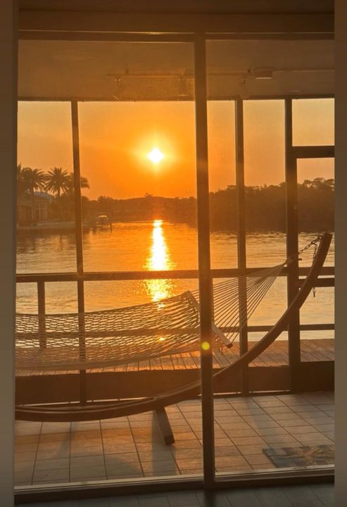 For Sale: $350,000 (2 beds, 2 baths, 1029 Square Feet)