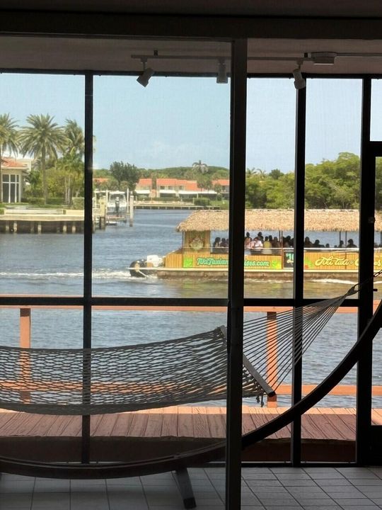 For Sale: $350,000 (2 beds, 2 baths, 1029 Square Feet)