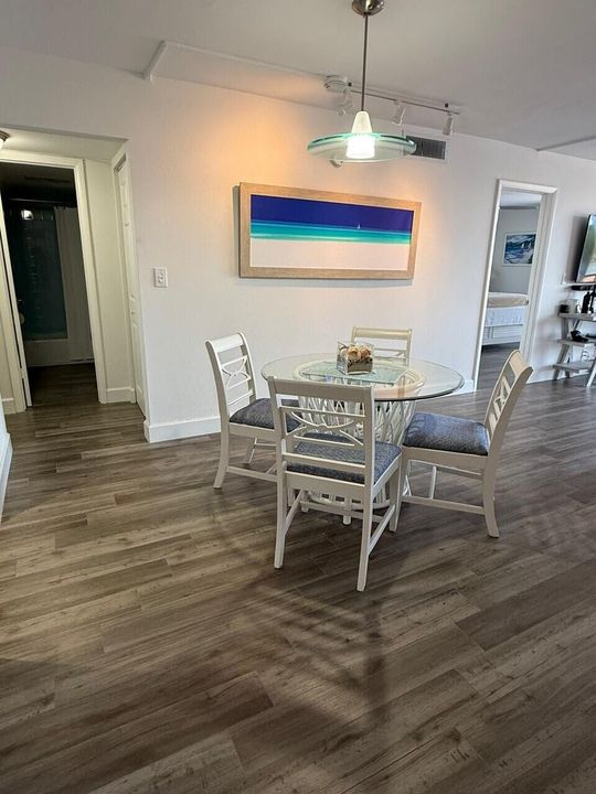 For Sale: $350,000 (2 beds, 2 baths, 1029 Square Feet)