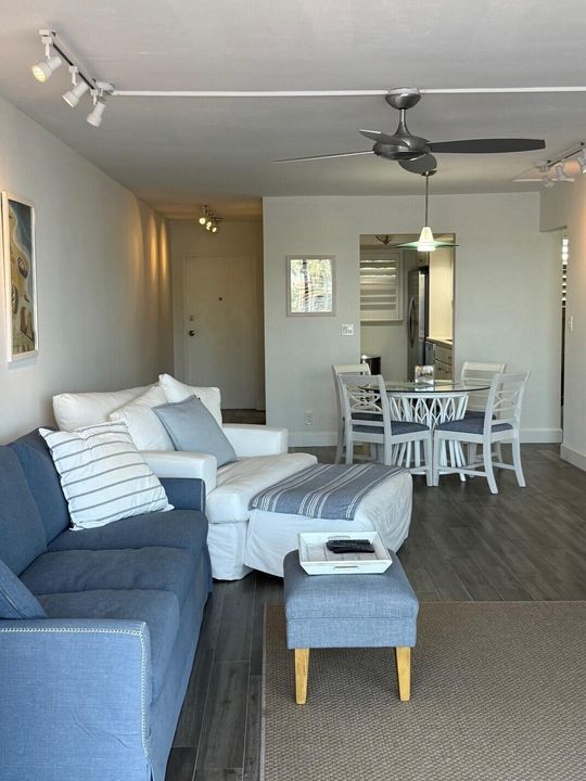 For Sale: $350,000 (2 beds, 2 baths, 1029 Square Feet)