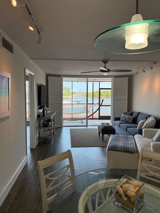 For Sale: $350,000 (2 beds, 2 baths, 1029 Square Feet)