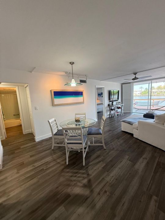 For Sale: $350,000 (2 beds, 2 baths, 1029 Square Feet)