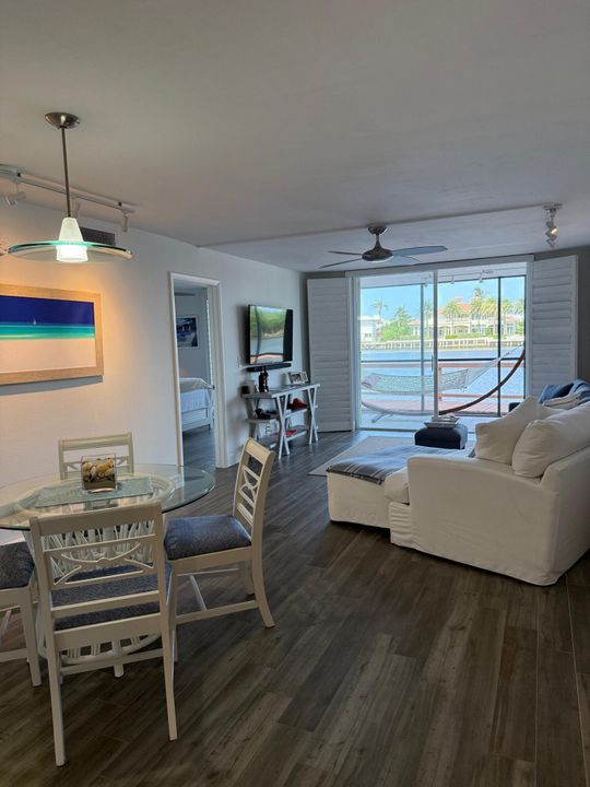 For Sale: $350,000 (2 beds, 2 baths, 1029 Square Feet)