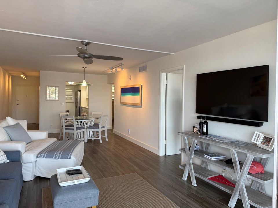 For Sale: $350,000 (2 beds, 2 baths, 1029 Square Feet)