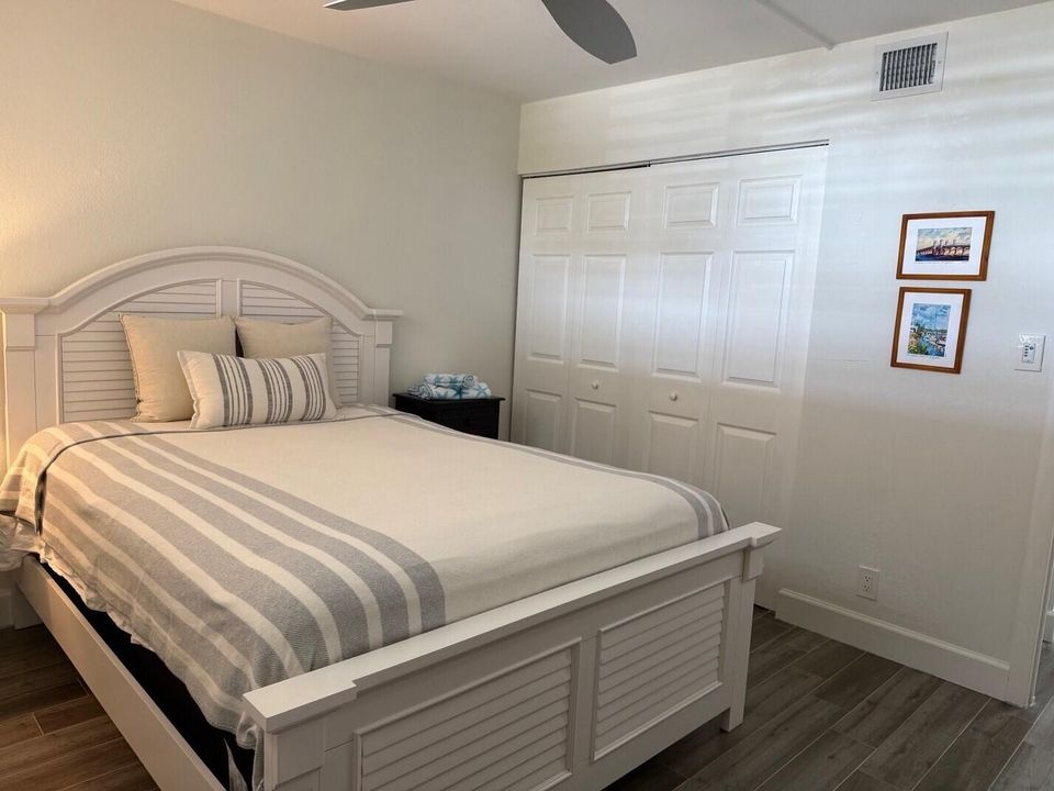 For Sale: $350,000 (2 beds, 2 baths, 1029 Square Feet)