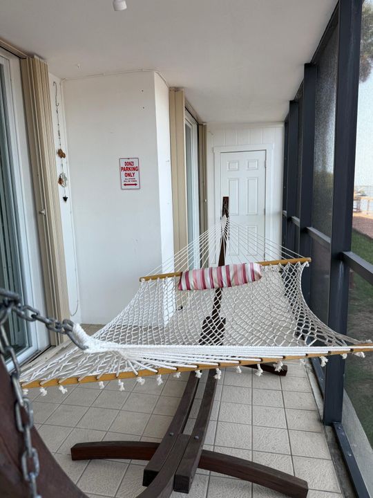 For Sale: $350,000 (2 beds, 2 baths, 1029 Square Feet)