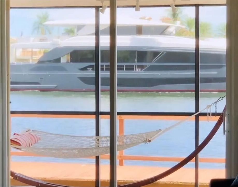 For Sale: $350,000 (2 beds, 2 baths, 1029 Square Feet)