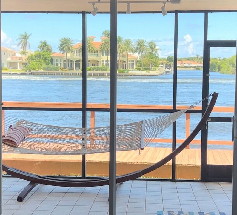 For Sale: $350,000 (2 beds, 2 baths, 1029 Square Feet)