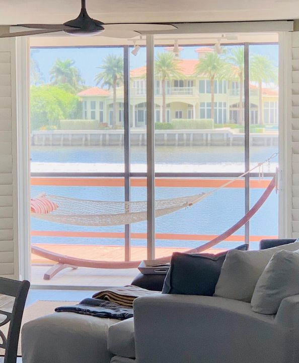 For Sale: $350,000 (2 beds, 2 baths, 1029 Square Feet)