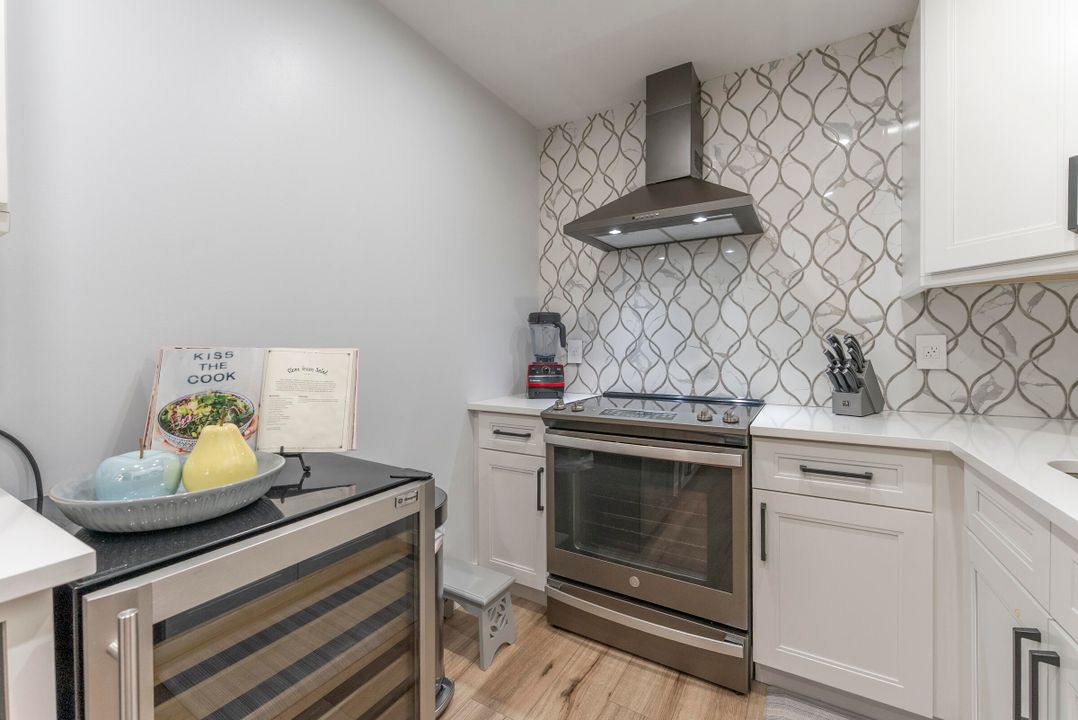 Active With Contract: $268,000 (2 beds, 2 baths, 1238 Square Feet)