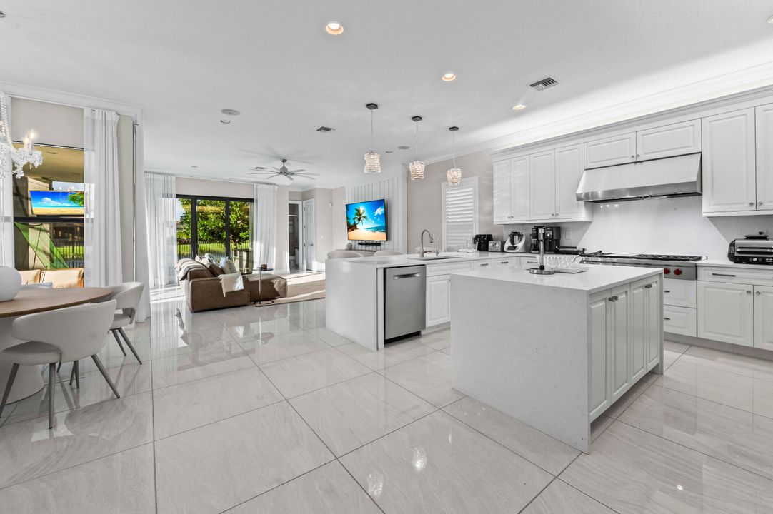 For Sale: $2,995,000 (5 beds, 8 baths, 5892 Square Feet)