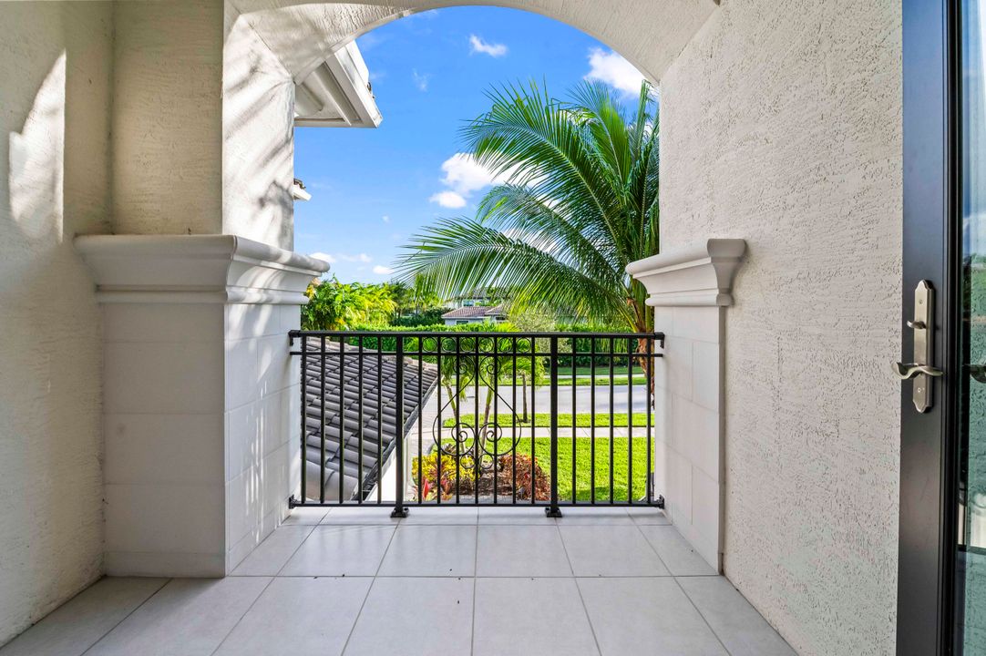 For Sale: $2,995,000 (5 beds, 8 baths, 5892 Square Feet)