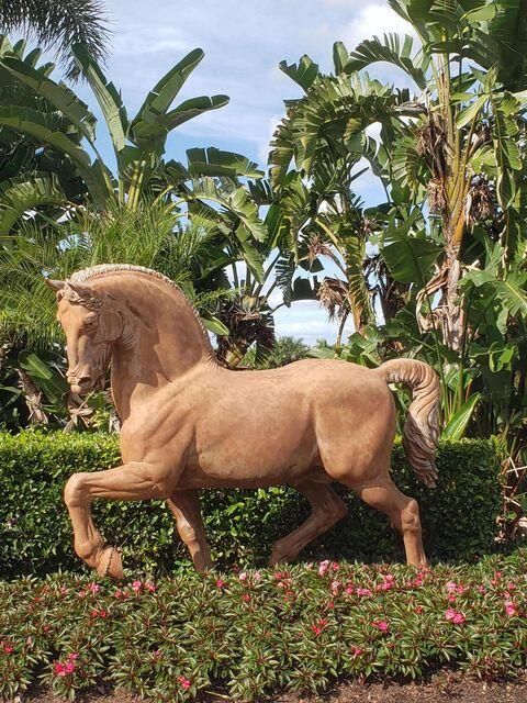 For Rent: $1,700 (1 beds, 1 baths, 744 Square Feet)