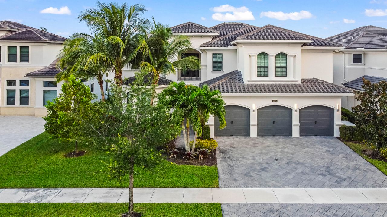 For Sale: $2,995,000 (5 beds, 8 baths, 5892 Square Feet)