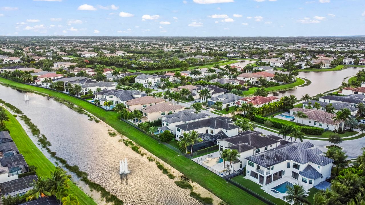 For Sale: $2,995,000 (5 beds, 8 baths, 5892 Square Feet)