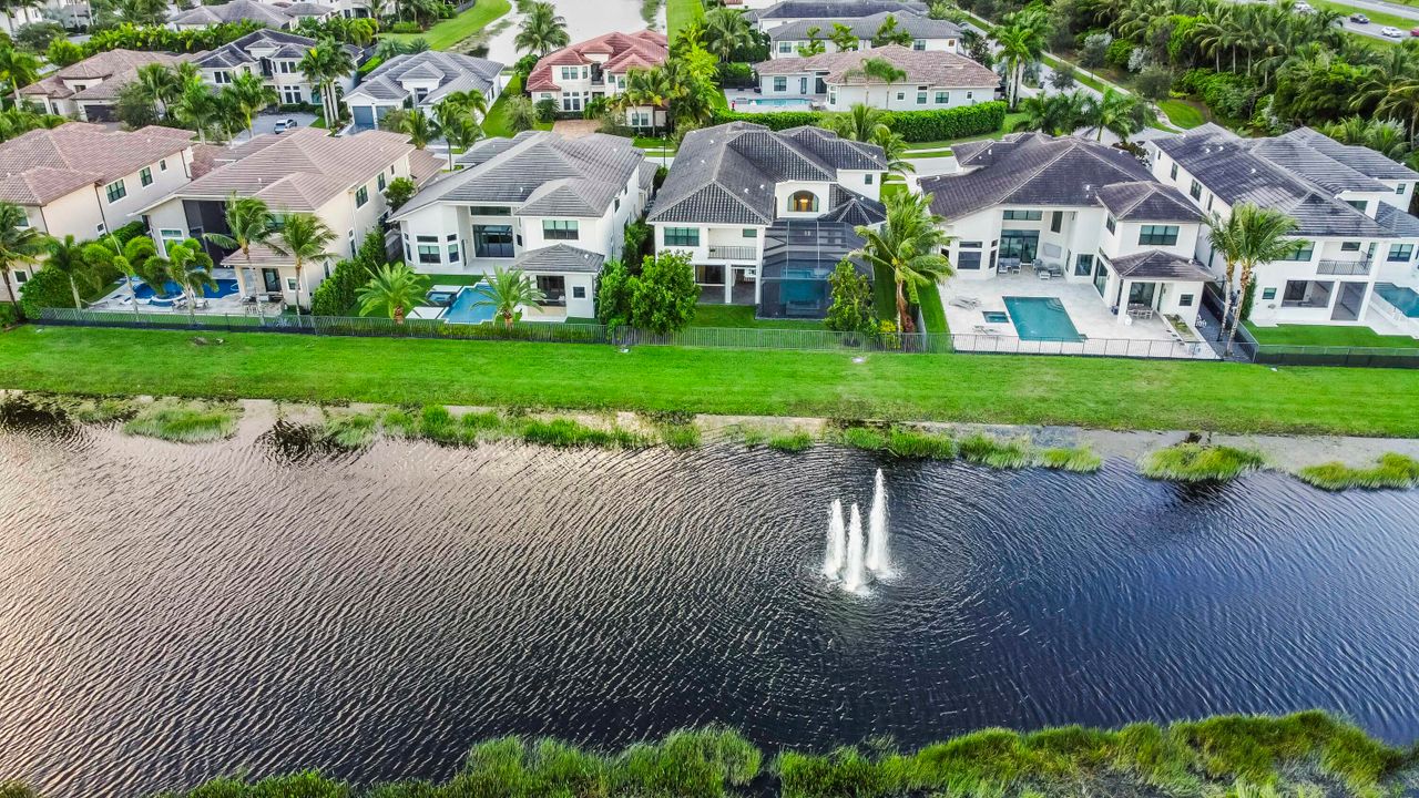 For Sale: $2,995,000 (5 beds, 8 baths, 5892 Square Feet)