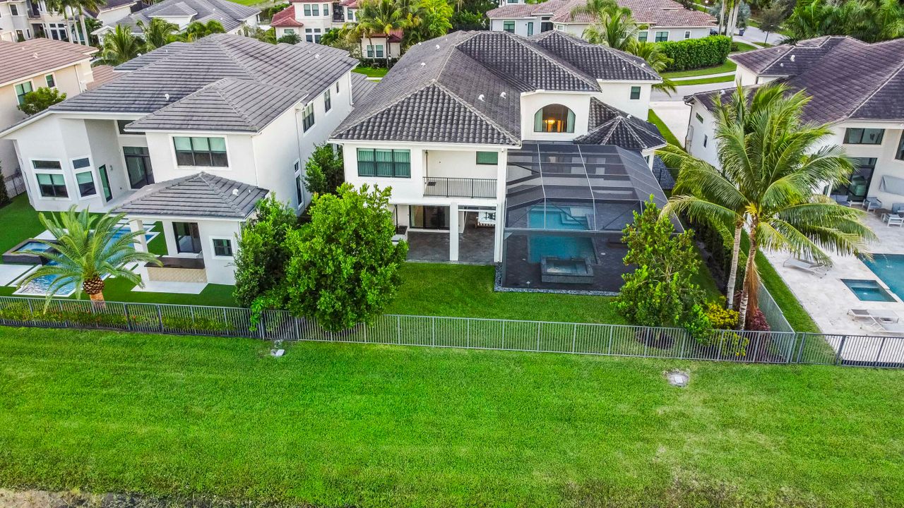 For Sale: $2,995,000 (5 beds, 8 baths, 5892 Square Feet)