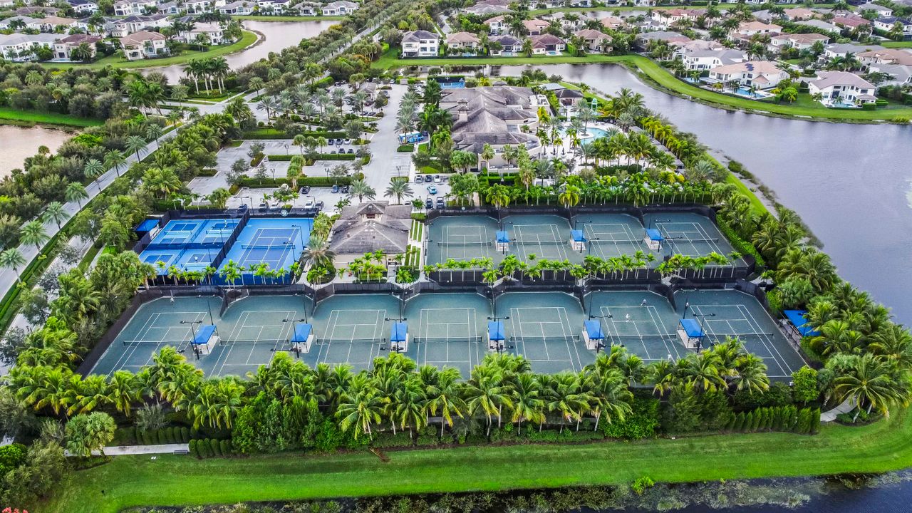 For Sale: $2,995,000 (5 beds, 8 baths, 5892 Square Feet)