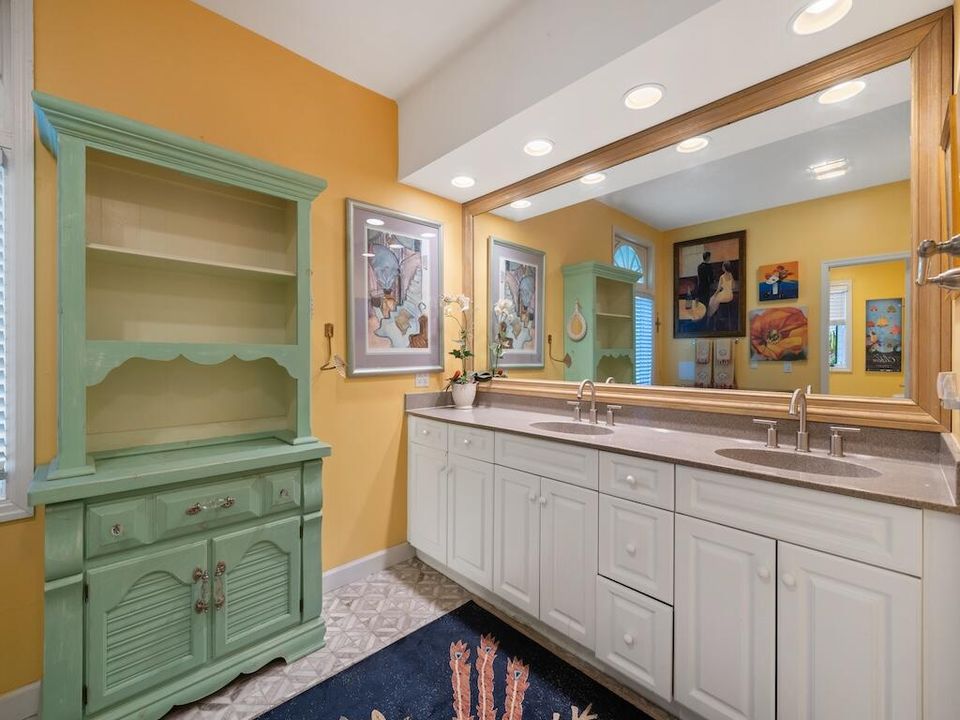 For Sale: $899,999 (3 beds, 2 baths, 3000 Square Feet)