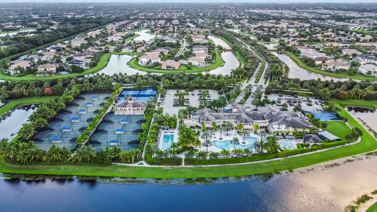 For Sale: $2,995,000 (5 beds, 8 baths, 5892 Square Feet)