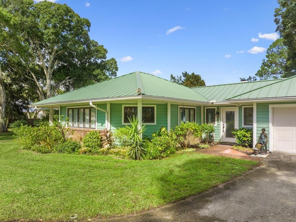 For Sale: $899,999 (3 beds, 2 baths, 3000 Square Feet)