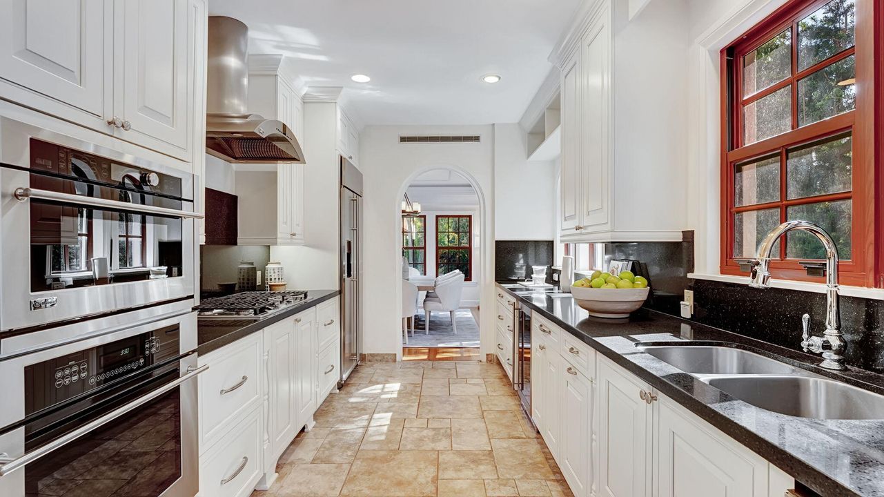 Active With Contract: $4,485,000 (4 beds, 4 baths, 3592 Square Feet)