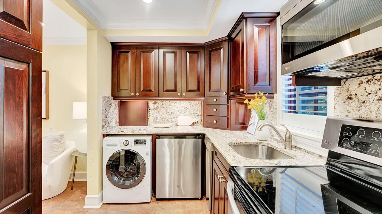 Active With Contract: $4,485,000 (4 beds, 4 baths, 3592 Square Feet)