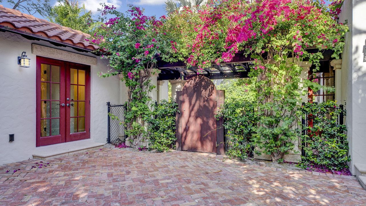 Active With Contract: $4,485,000 (4 beds, 4 baths, 3592 Square Feet)