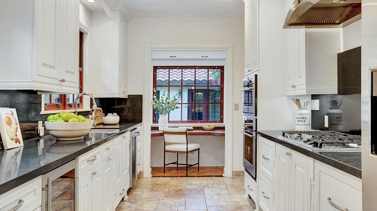 Active With Contract: $4,485,000 (4 beds, 4 baths, 3592 Square Feet)