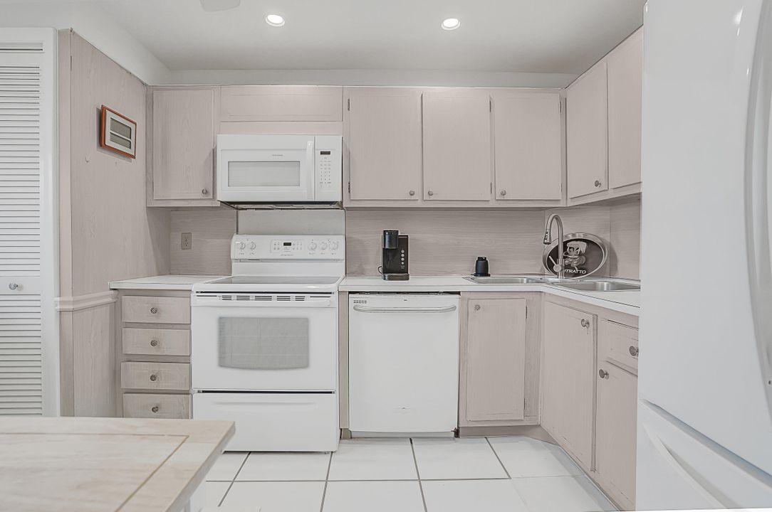 Под контрактом: $3,000 (2 спален, 2 ванн, 1268 Квадратных фут)