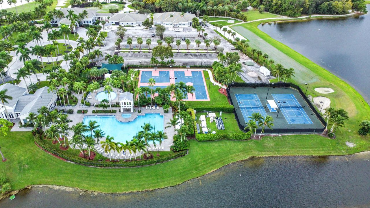 待售: $725,000 (4 贝兹, 2 浴室, 3564 平方英尺)