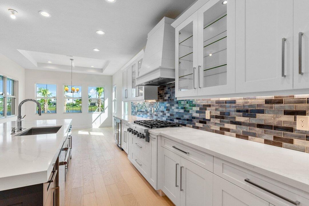 Под контрактом: $7,950 (4 спален, 3 ванн, 3782 Квадратных фут)