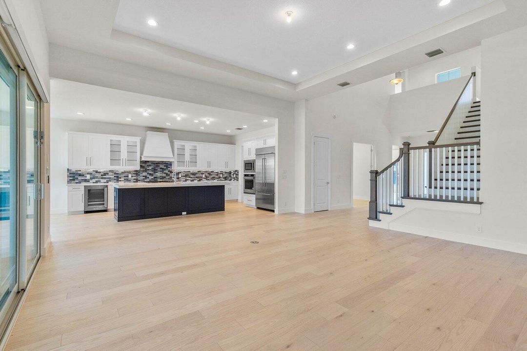 Под контрактом: $7,950 (4 спален, 3 ванн, 3782 Квадратных фут)