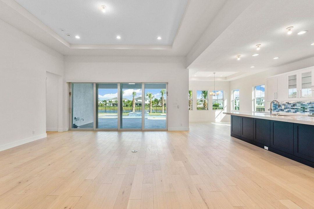 Под контрактом: $7,950 (4 спален, 3 ванн, 3782 Квадратных фут)