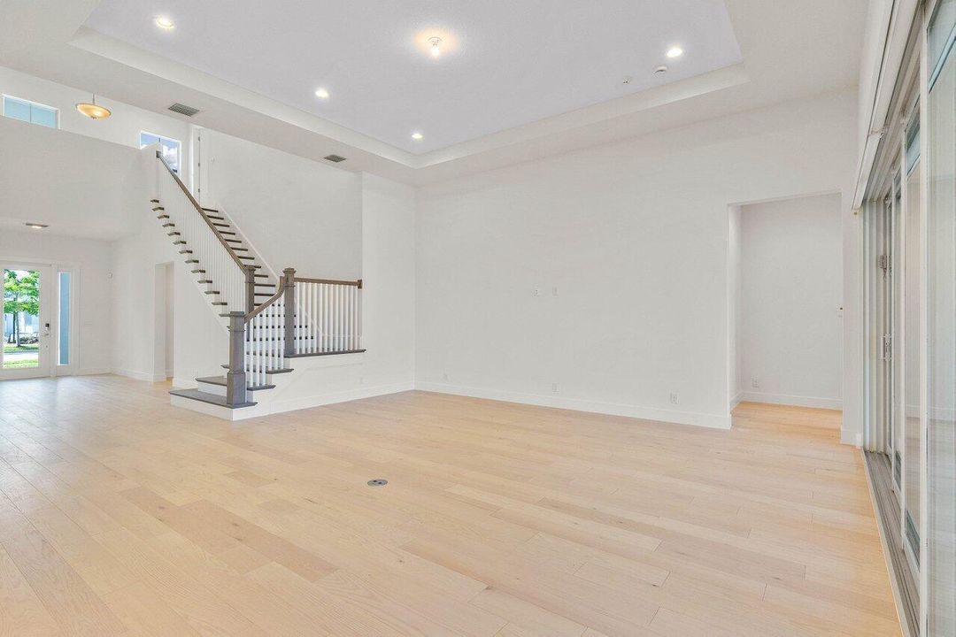 Под контрактом: $7,950 (4 спален, 3 ванн, 3782 Квадратных фут)