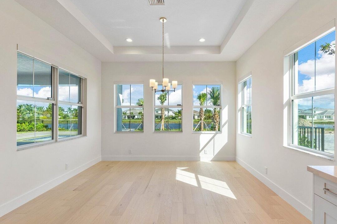 Под контрактом: $7,950 (4 спален, 3 ванн, 3782 Квадратных фут)