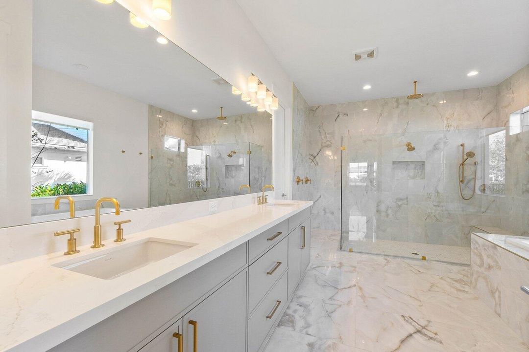 Под контрактом: $7,950 (4 спален, 3 ванн, 3782 Квадратных фут)