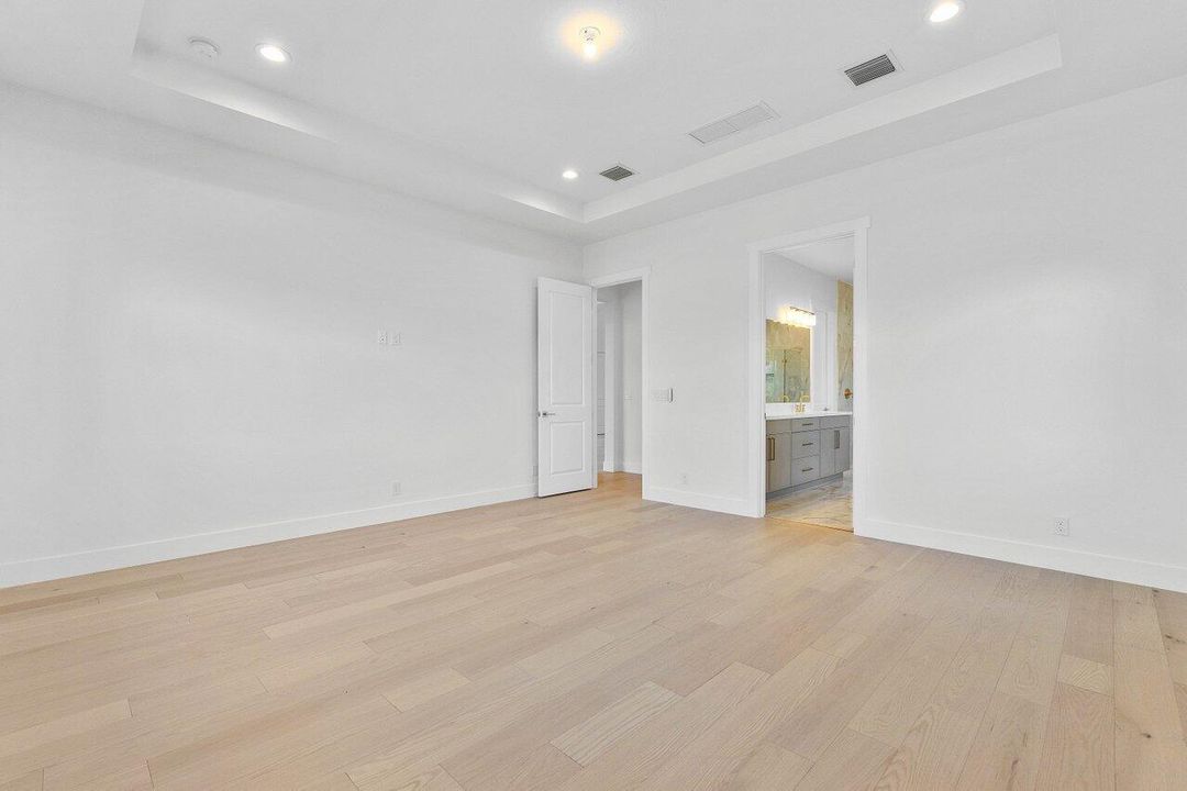 Под контрактом: $7,950 (4 спален, 3 ванн, 3782 Квадратных фут)