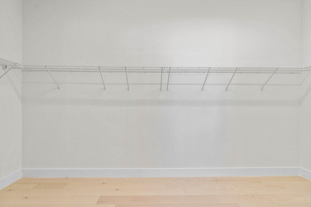 Под контрактом: $7,950 (4 спален, 3 ванн, 3782 Квадратных фут)