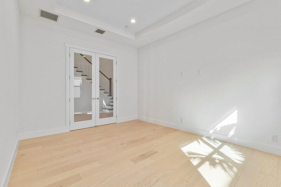 Под контрактом: $7,950 (4 спален, 3 ванн, 3782 Квадратных фут)