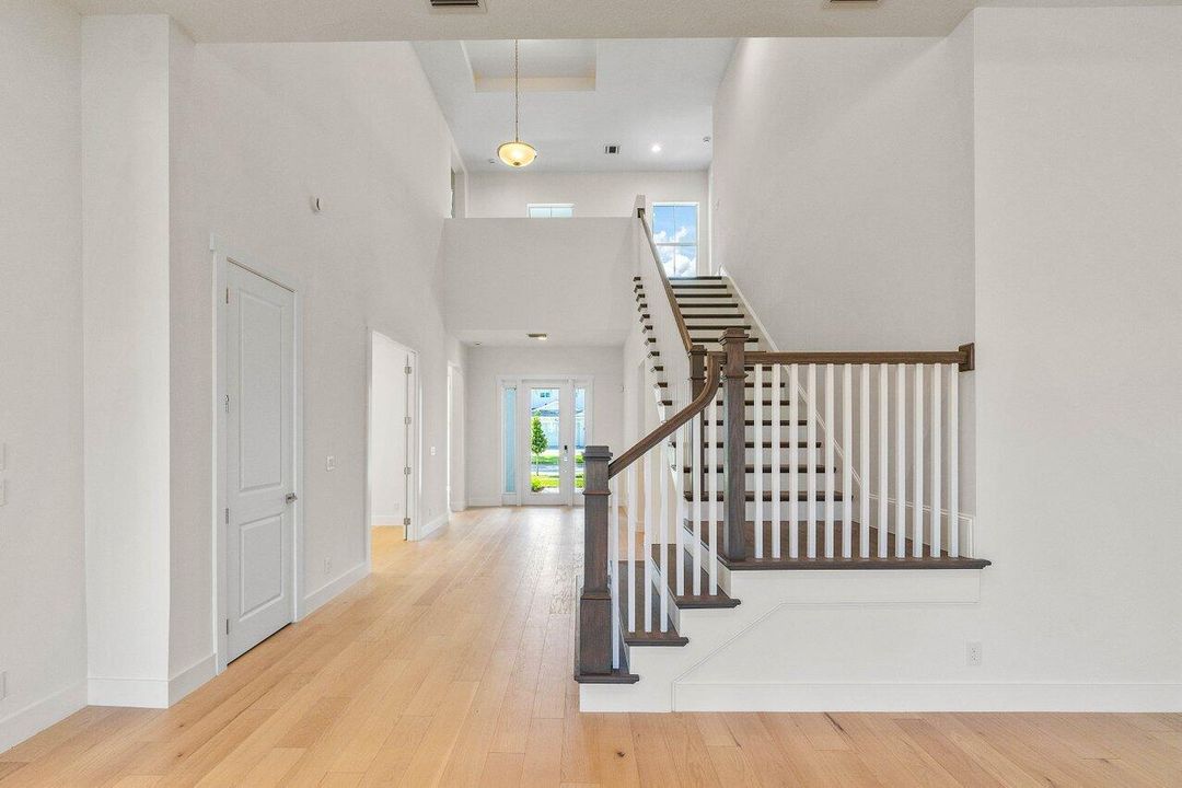 Под контрактом: $7,950 (4 спален, 3 ванн, 3782 Квадратных фут)