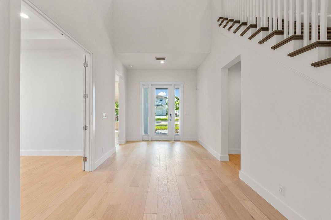 Под контрактом: $7,950 (4 спален, 3 ванн, 3782 Квадратных фут)