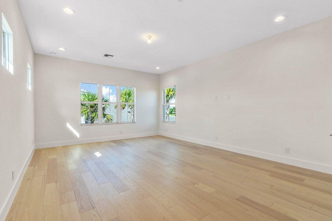 Под контрактом: $7,950 (4 спален, 3 ванн, 3782 Квадратных фут)