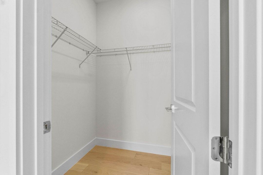 Под контрактом: $7,950 (4 спален, 3 ванн, 3782 Квадратных фут)