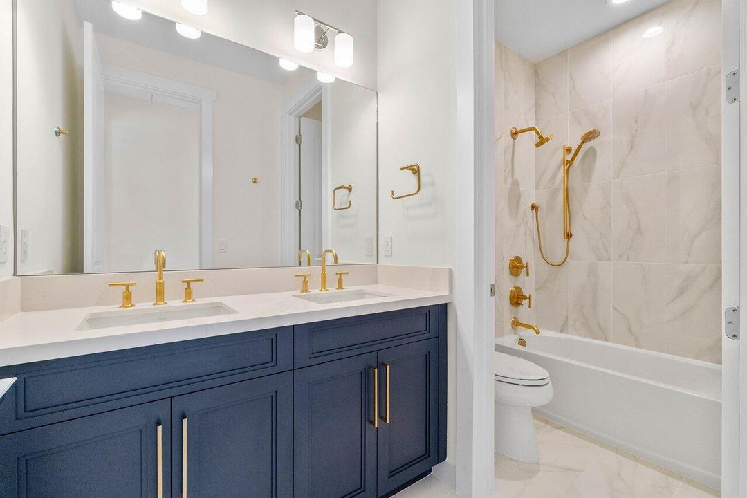 Под контрактом: $7,950 (4 спален, 3 ванн, 3782 Квадратных фут)