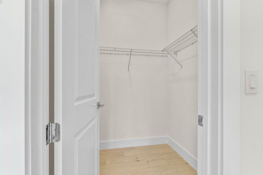 Под контрактом: $7,950 (4 спален, 3 ванн, 3782 Квадратных фут)