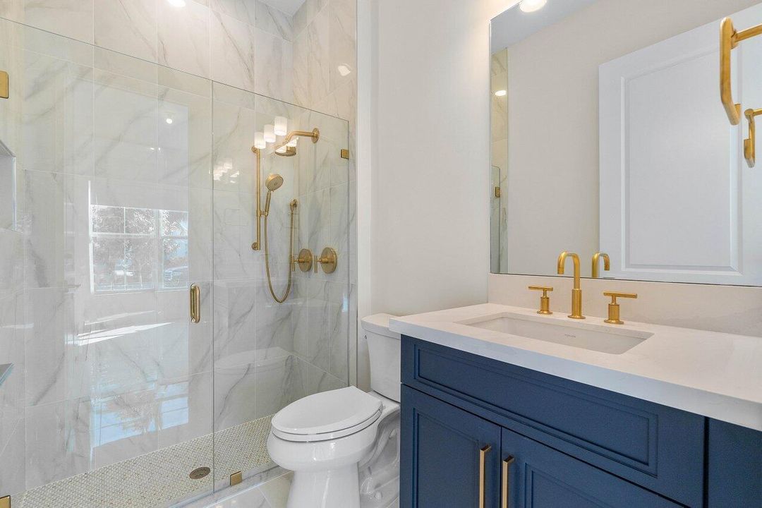 Под контрактом: $7,950 (4 спален, 3 ванн, 3782 Квадратных фут)