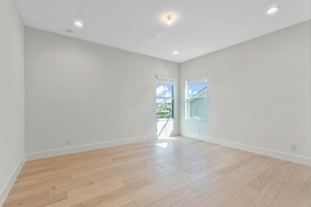 Под контрактом: $7,950 (4 спален, 3 ванн, 3782 Квадратных фут)